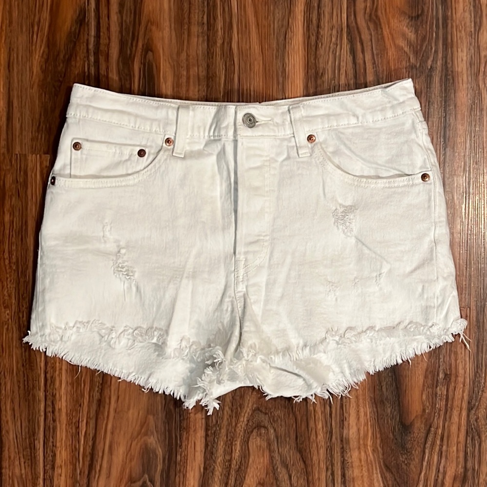 NWOT Levi’s 501 Distressed Shorts - Picture 2 of 12